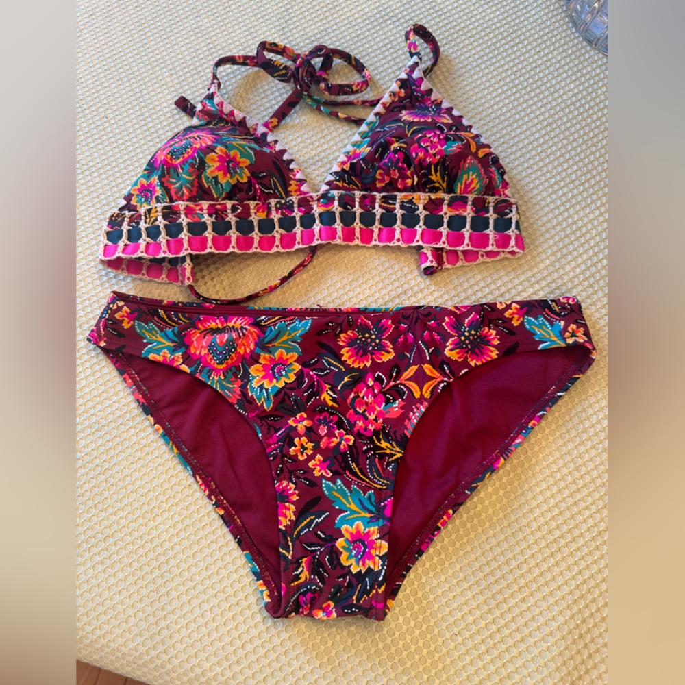 Xhilaration burgundy floral w/weaving bikini XS top M bottom (without tag) EUC